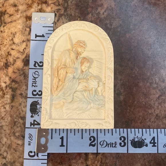 Vintage 1993 Hallmark Keepsake Hanging Ornament “He Is Born” w/ Box Ex Condition - Picture 8 of 8